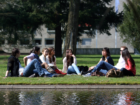 Fotoshoot op de groene universiteitscampus van Tilburg