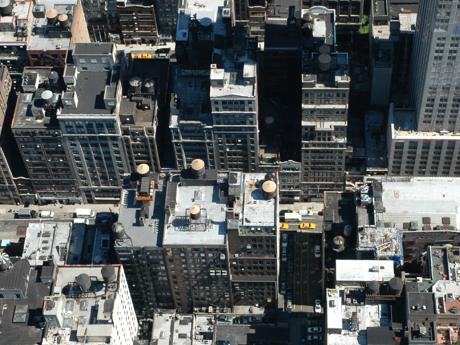 New York zoals we het kennen: druk, dicht en vol met watertorens en 'Yellow Cabs'.