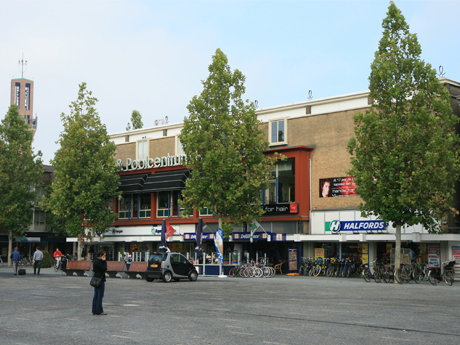 Het Bisschof-gebouw aan een lege markt in Hengelo