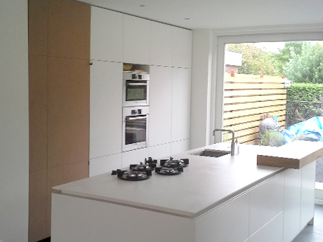 De volledig witte keuken in Utrecht is nagenoeg klaar